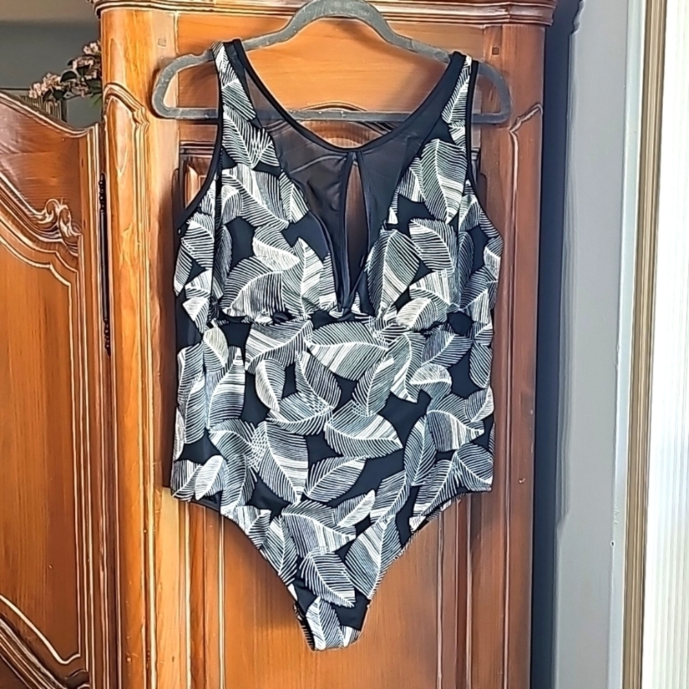 Time and Tru one peice bathing suit black and white. 2X 20W-22W.